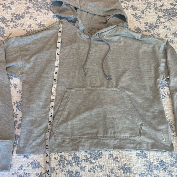 Nike Yoga Pilates Dri-Fit Light Heather Gray Hooded Cropped Pullover Size Small - Picture 7 of 9